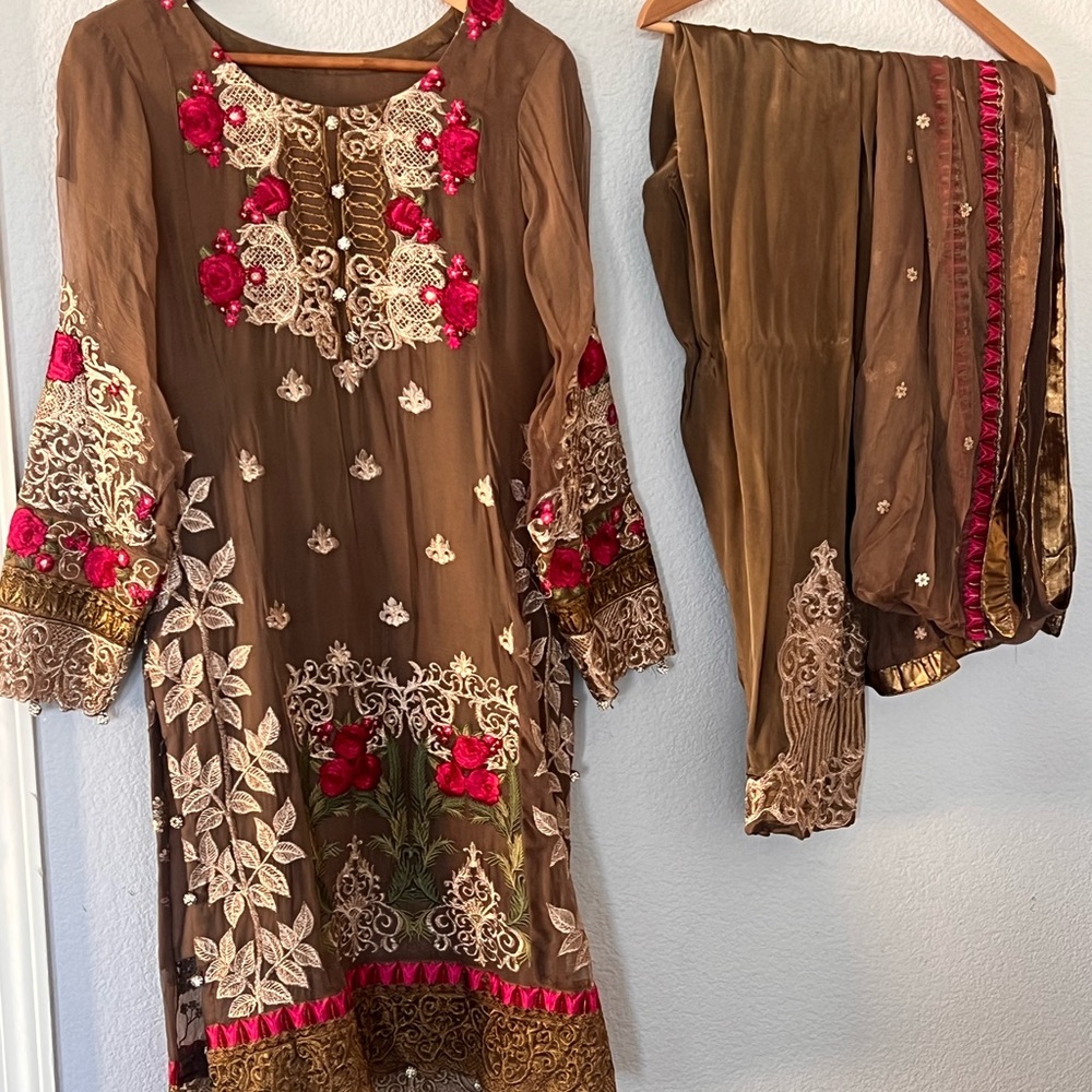 Beautiful brown 3 piece dress chest 18 1/2 inches